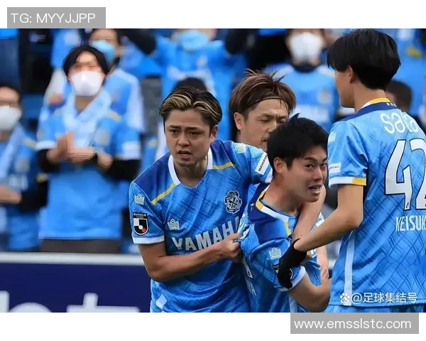 横冰水手与长崎航海的激烈对决揭示了足球战术与团队精神的完美结合